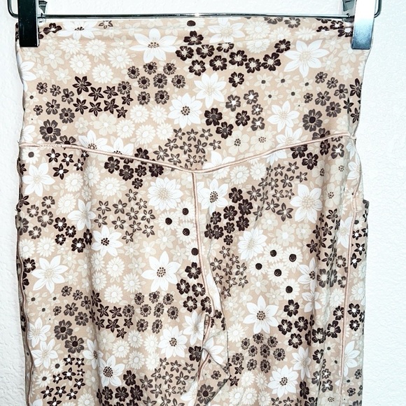 OFFLINE By Aerie Real Me 7/8 High Waisted Neutral Floral Pocket Legging - Picture 6 of 7
